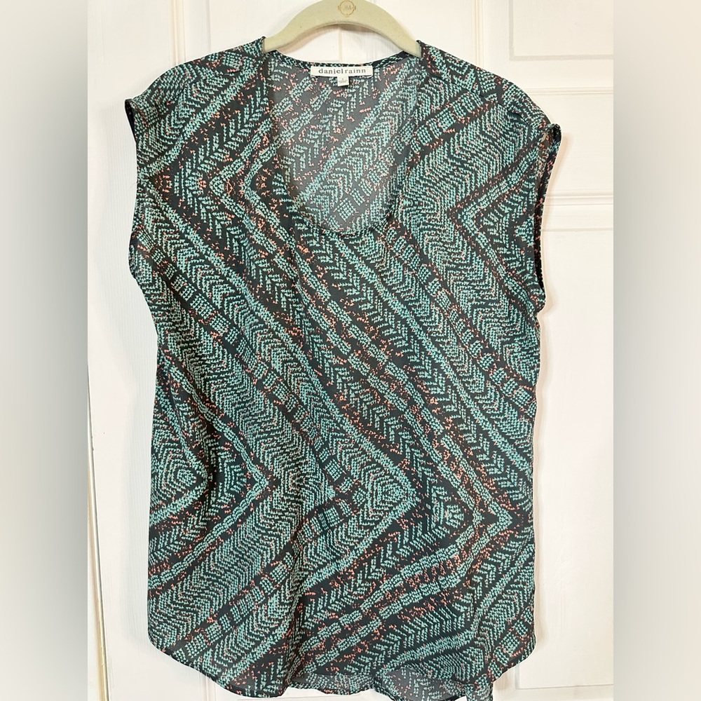 Ladies sleeveless shirt with back slit. Size small